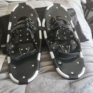 Snowshoes w/ Burton binding expensive heavy duty cleats & drip melt carrying bag